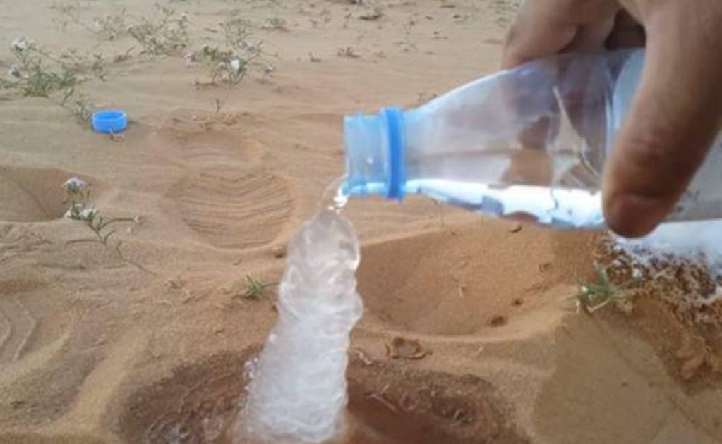 ¿Se puede convertir el agua en hielo sobre la arena del desierto?