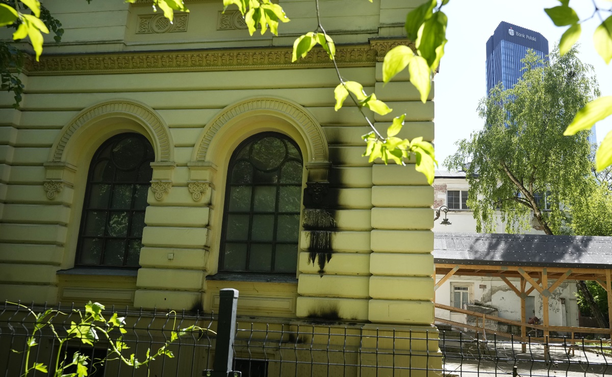 Sujeto lanza bombas incendiarias contra sinagoga en Varsovia, Polonia