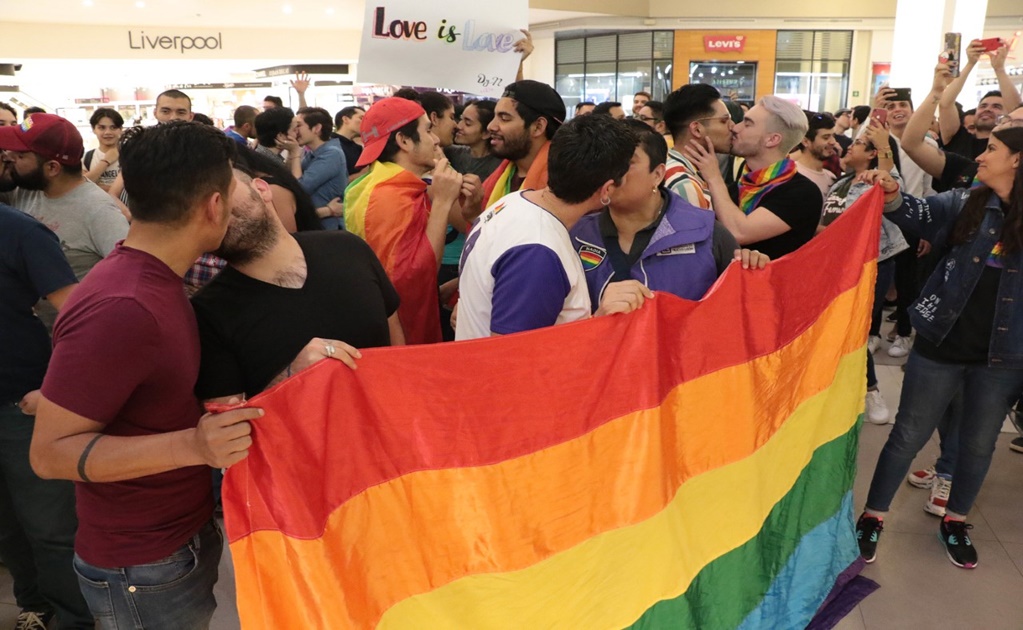 Con besos, protestan contra la homofobia en Monterrey