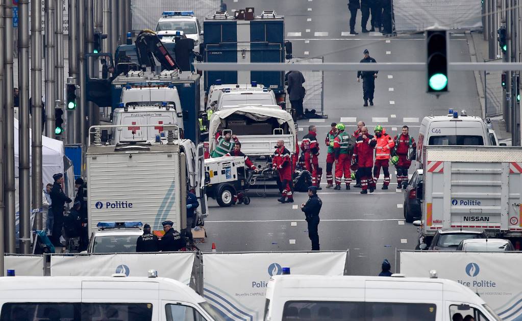 Papa condena "violencia ciega" por atentados en Bruselas