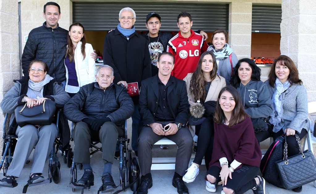 Familia de 'Chicharito' presencia entrenamiento del Bayer