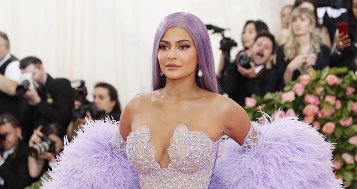 Kylie Jenner presume curvas con bikini de efecto traslúcido 