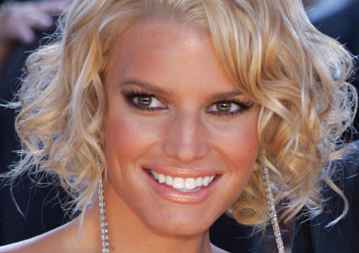 Preocupa semblante de Jessica Simpson. "Apenas puede hablar"