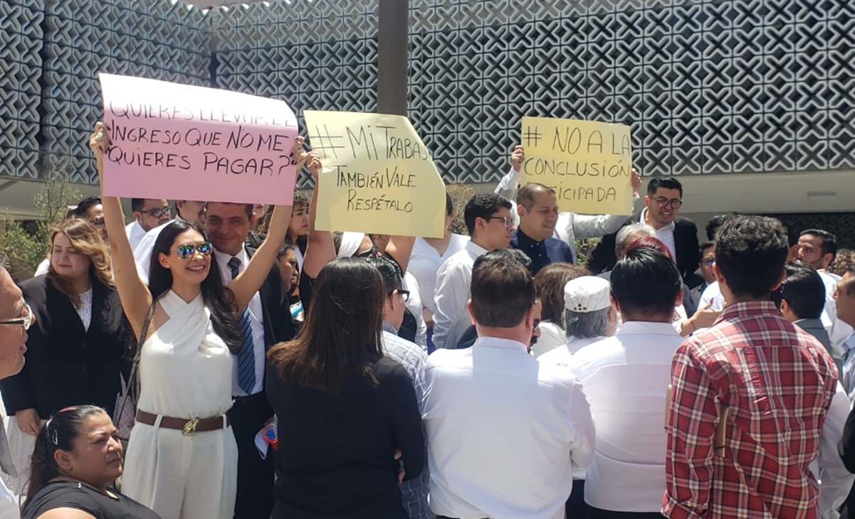 Asesores se manifiestan en San Lázaro por despidos anticipados; estiman pérdidas en salarios por más de mil millones de pesos