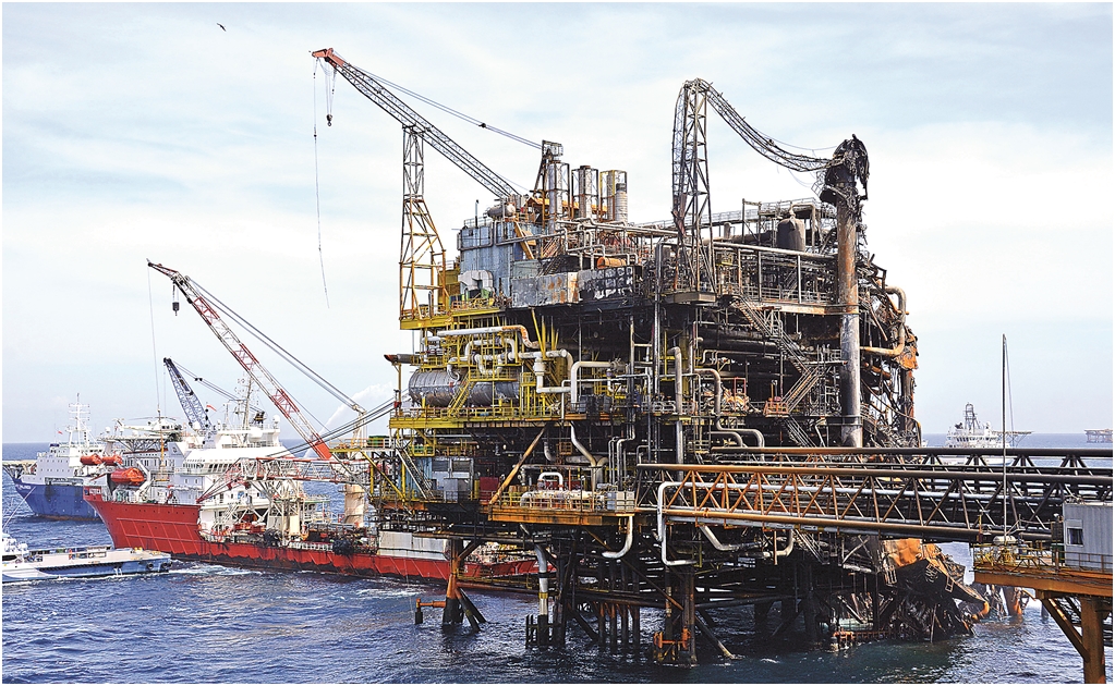 Arriba la primera plataforma marina del nuevo programa petrolero a Ciudad del Carmen