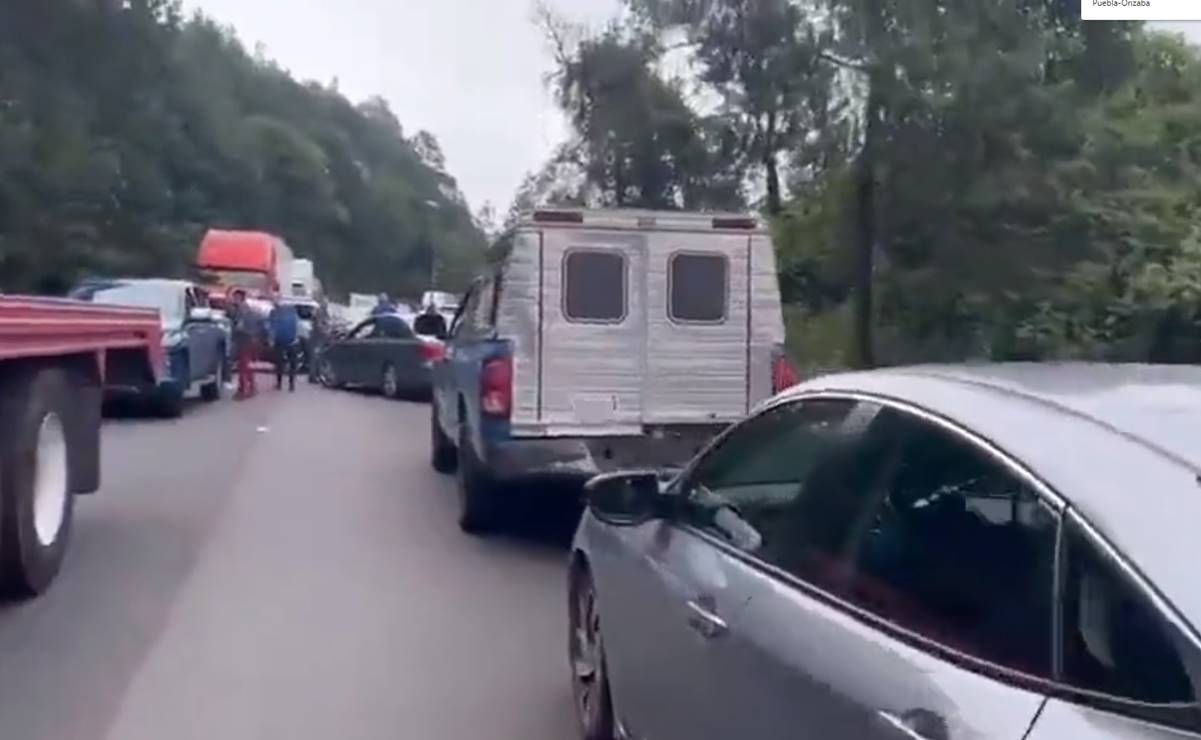 VIDEO: Reportan presunto asalto masivo contra automovilistas en la autopista Puebla-Orizaba, a la altura de Cumbres de Maltrata