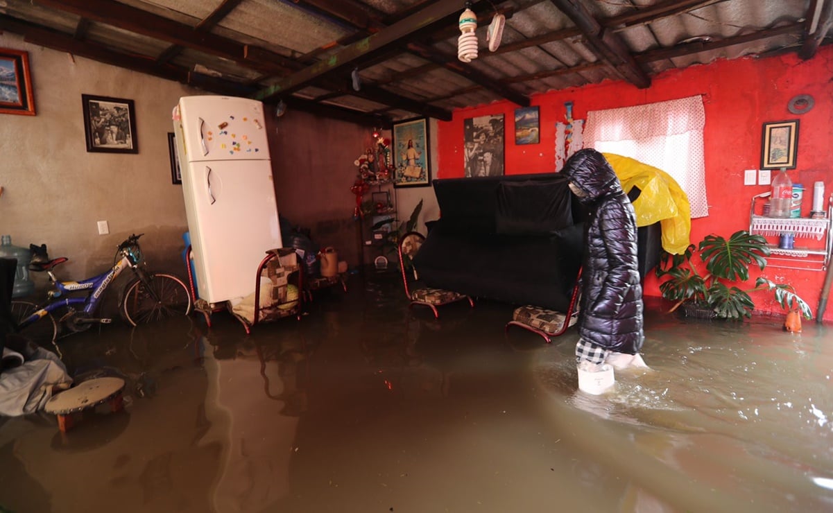 Tras lluvias, habitantes de San Miguel Totoltepec viven entre aguas negras