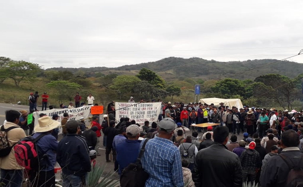 Empresarios exigen al gobierno que pare bloqueo en carretera Oaxaca-Veracruz