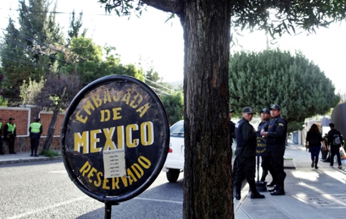 Da Bolivia salvoconductos a dos exfuncionarios para viajar a México