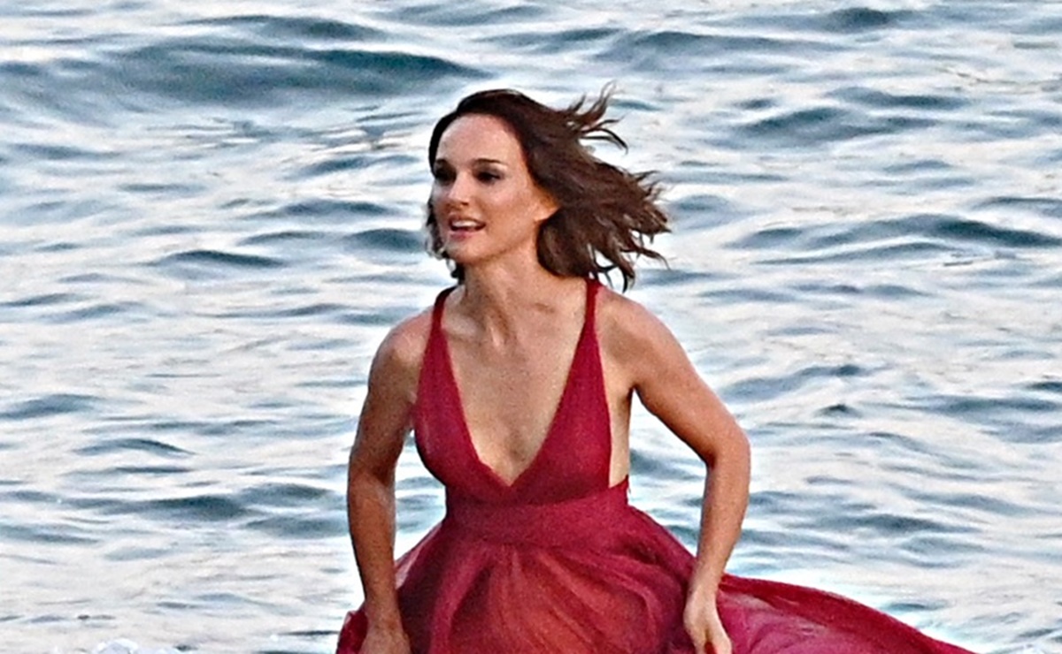 Natalie Portman ‘roba miradas’ con vestido rojo de transparencias en la playa