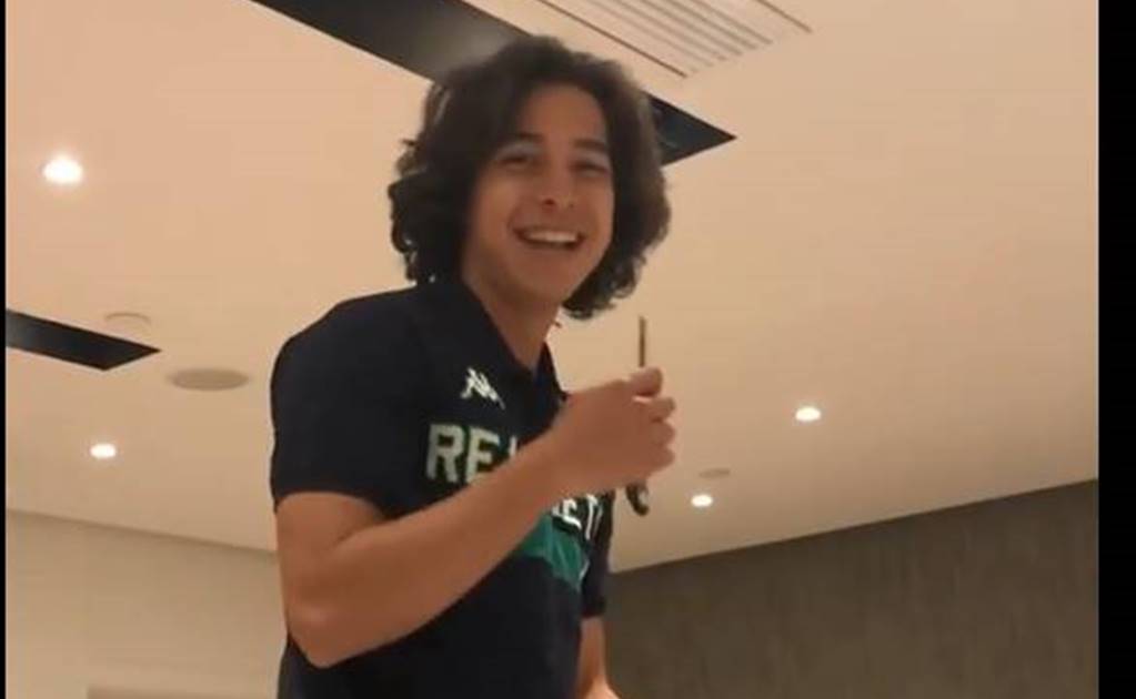 Andrés Guardado le hace novatada a Diego Lainez