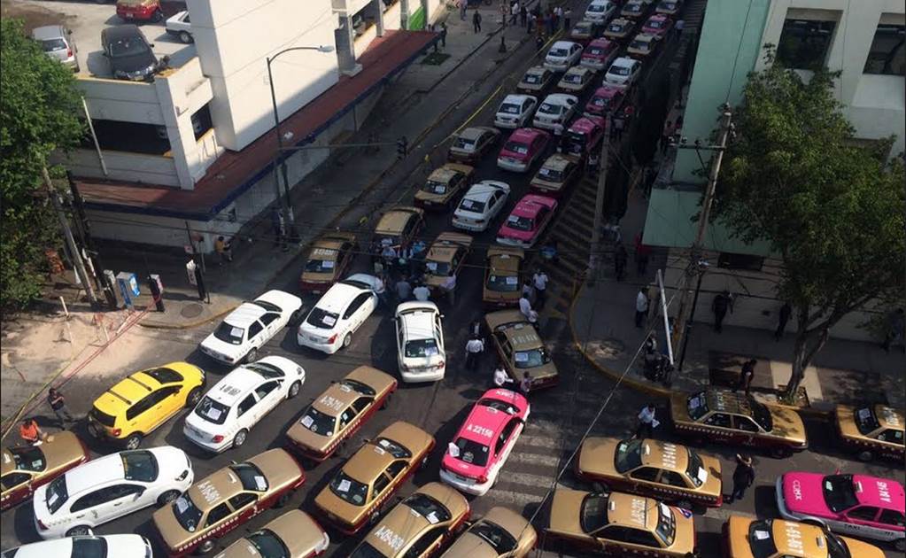Taxistas llevan protesta contra Uber al Zócalo