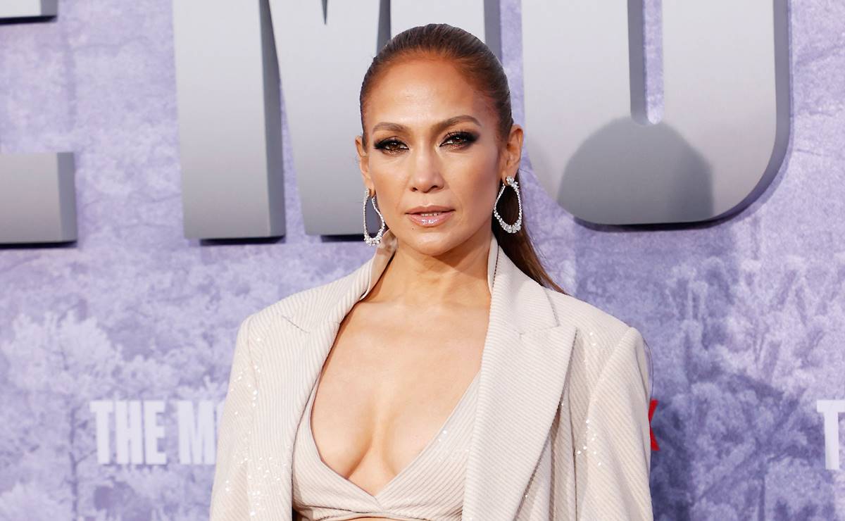 Jennifer Lopez se luce con top futurista de escote underboob durante gala en Los Ángeles