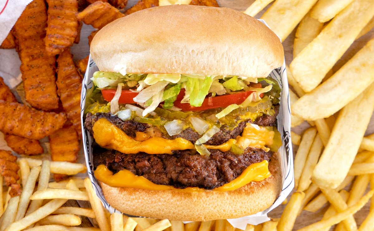 Fatburger llega a México con hamburguesas y alitas en el mismo lugar