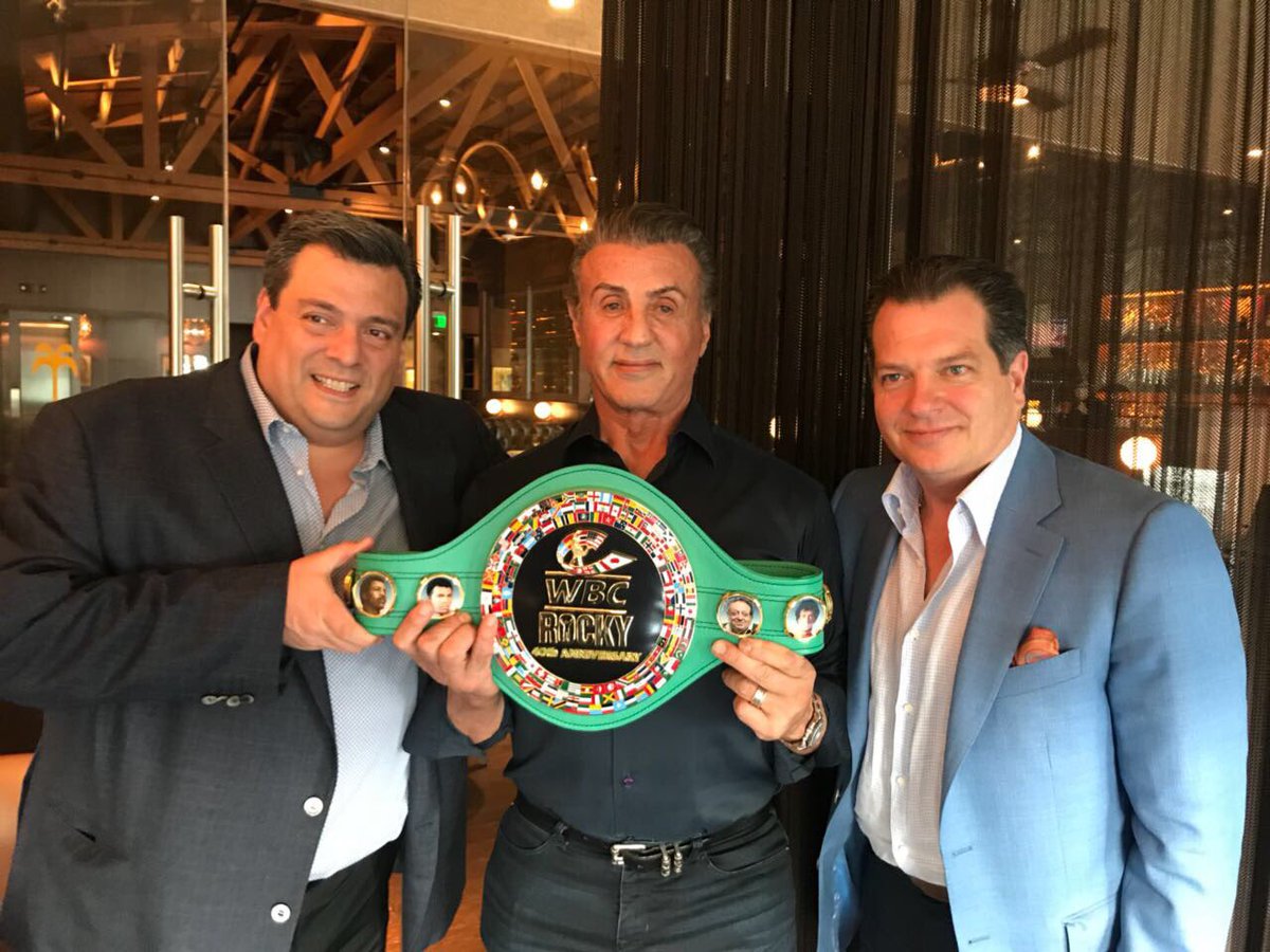 CMB le entrega cinturón a Sylvester Stallone