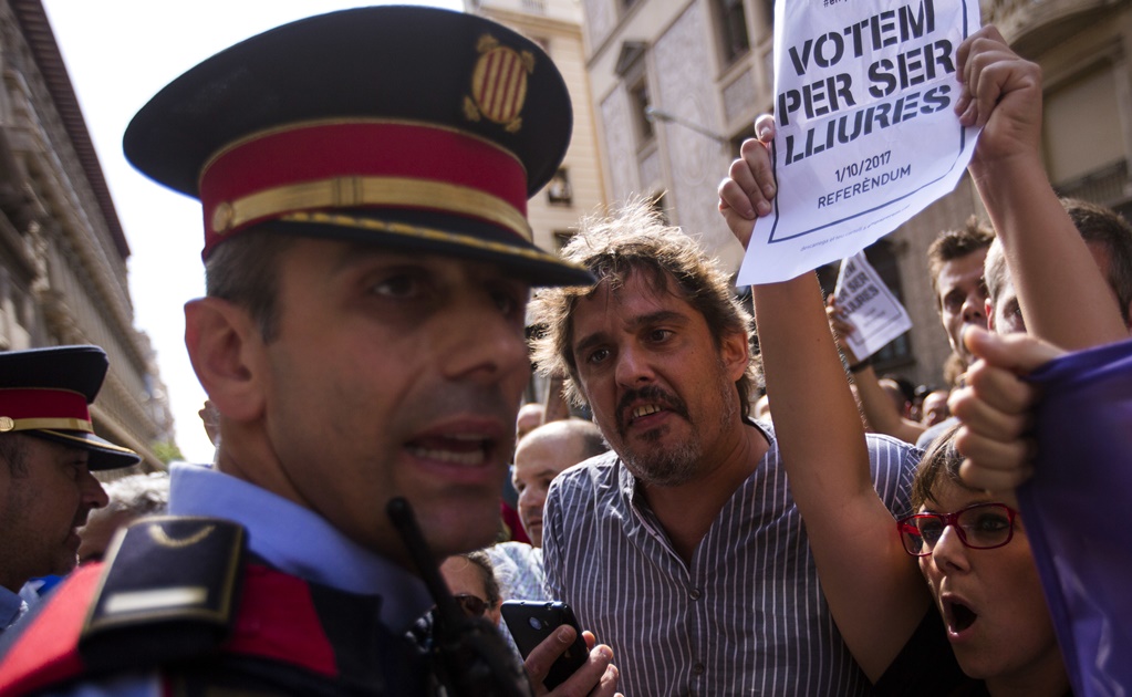 ​Ordenan a policía de Cataluña intervenir urnas en centros electorales