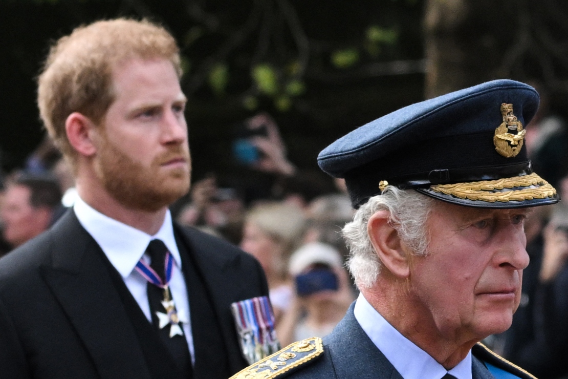 El rey Carlos agotado por los ataques del príncipe Harry y Meghan Markle