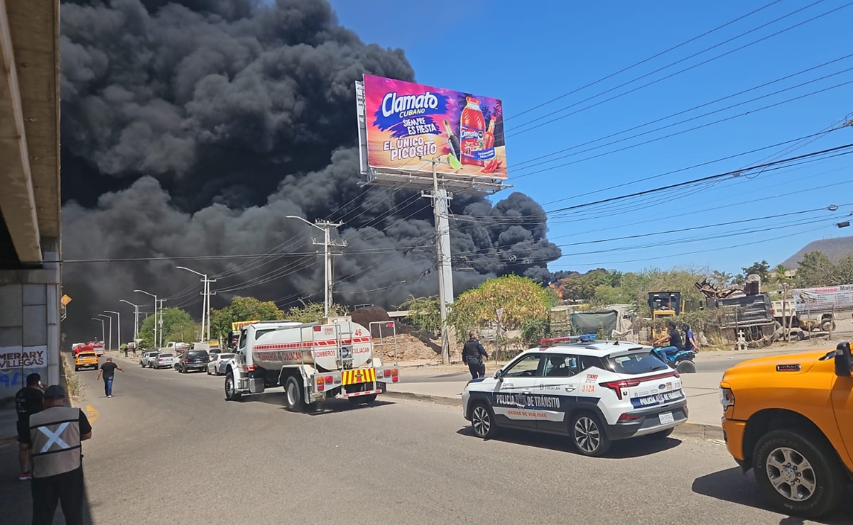 Incendio de pipa de combustible provoca gran nube de humo en Culiacán; se desconoce si hay muertos o heridos