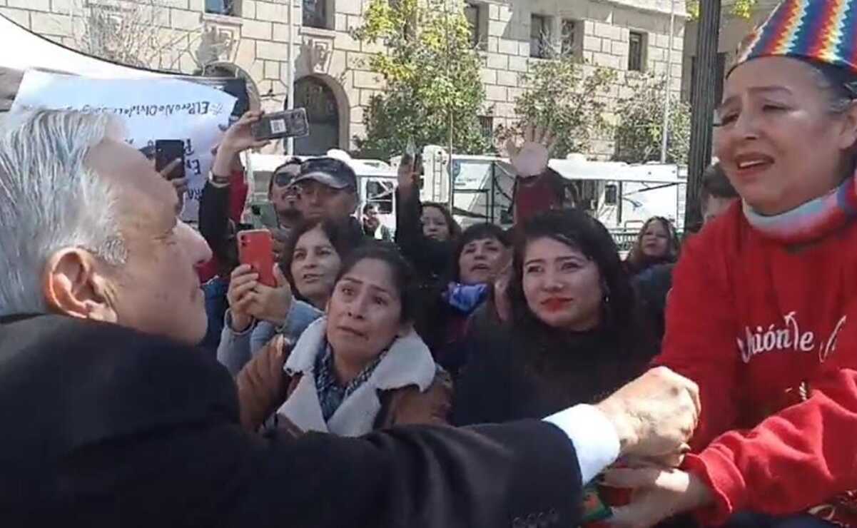VIDEO: "¡Es un honor estar con Obrador!"; AMLO se conmueve al recibir elogios y regalos de seguidores en Chile