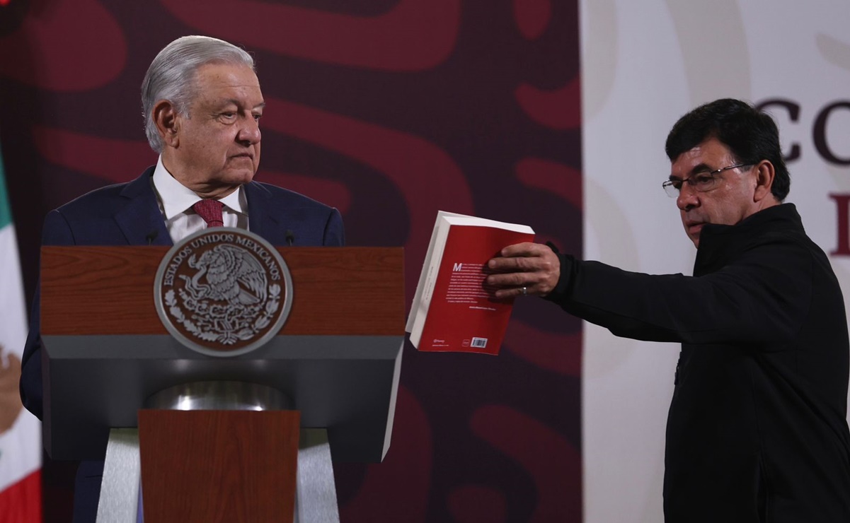 Por la veda, AMLO inicia en su mañanera “especie de seminario” de historia con capítulos de su libro