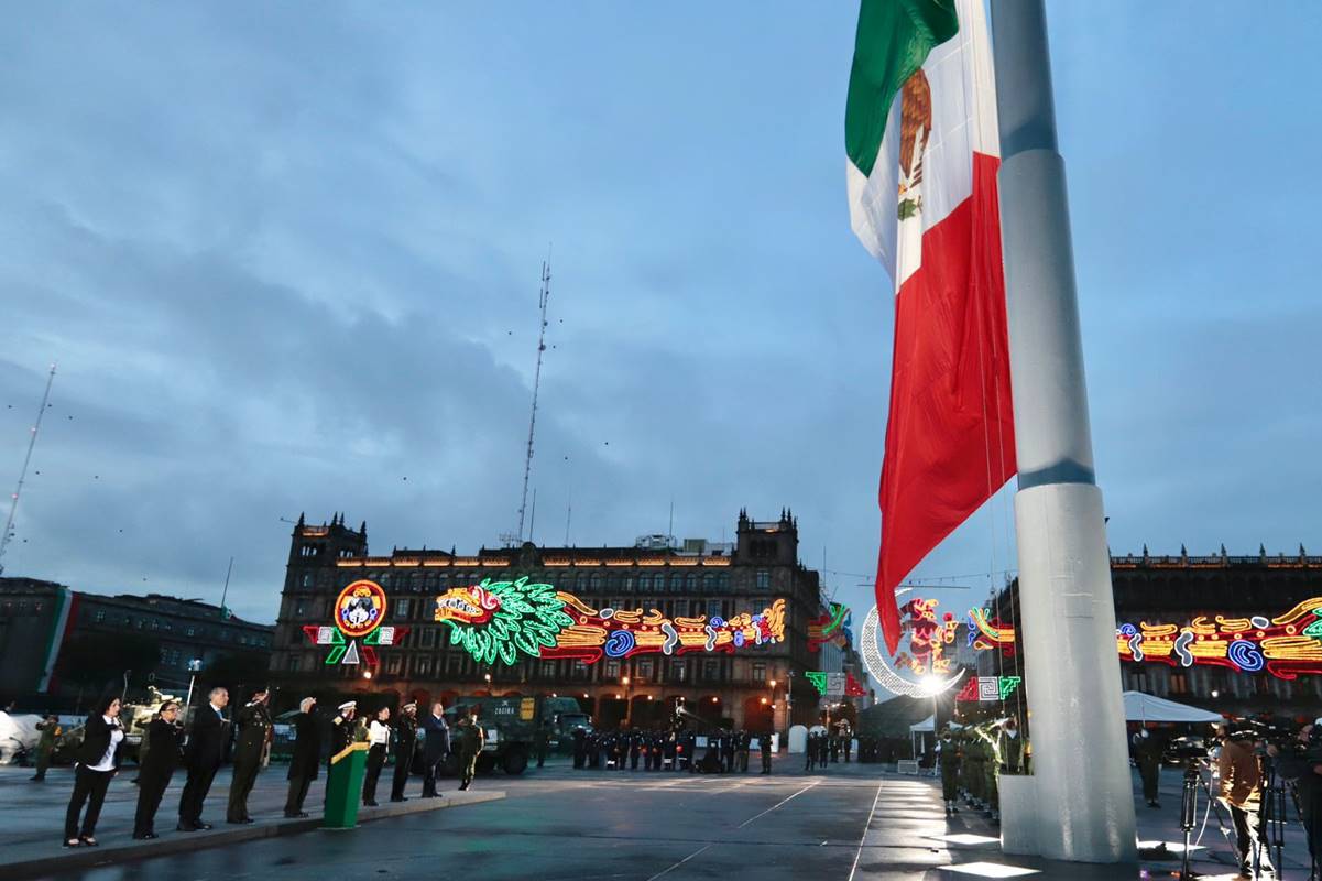 AMLO iza bandera a media asta en memoria de las víctimas de los sismos de 1985 y 2017