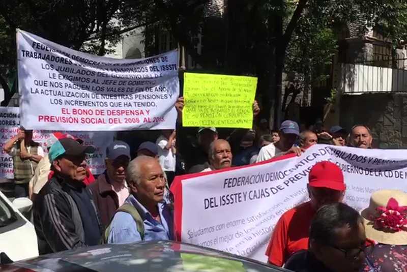 Protestan jubilados en casa de transición de AMLO