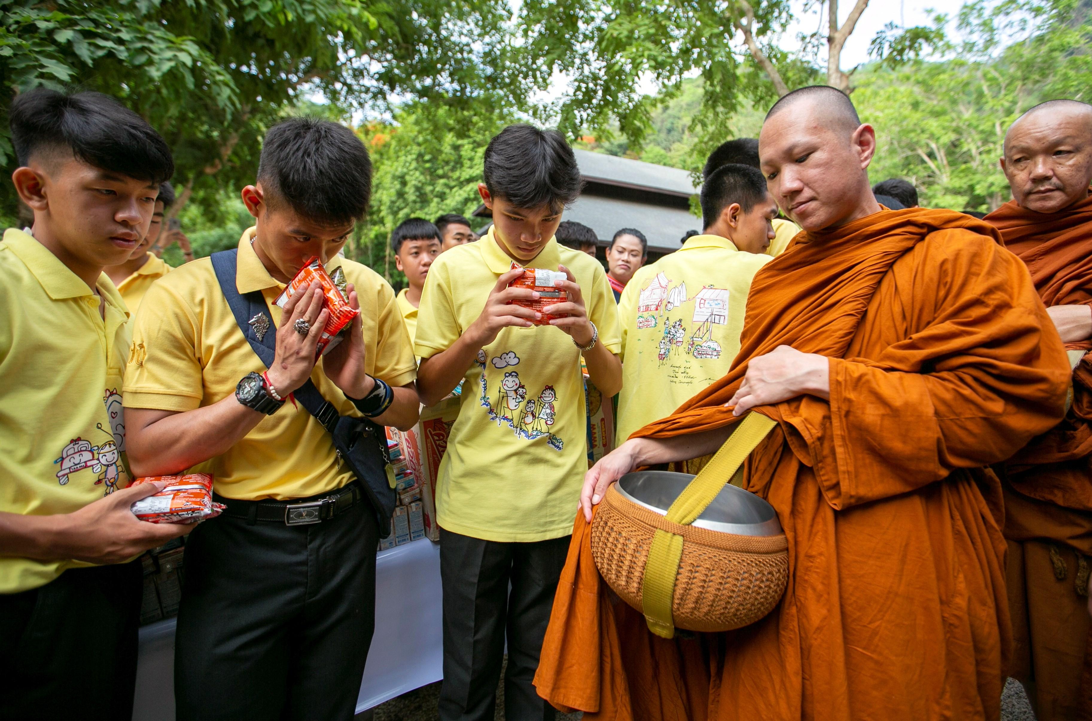 Niños atrapados en cueva de Tailandia agradecen con ritual a un año de su rescate 