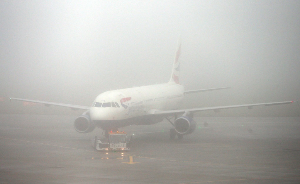 Cancelan vuelos en Reino Unido por densa niebla
