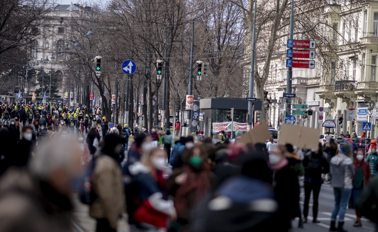 Miles de personas protestan ilegalmente en Viena y Alemania contra medidas antiCovid