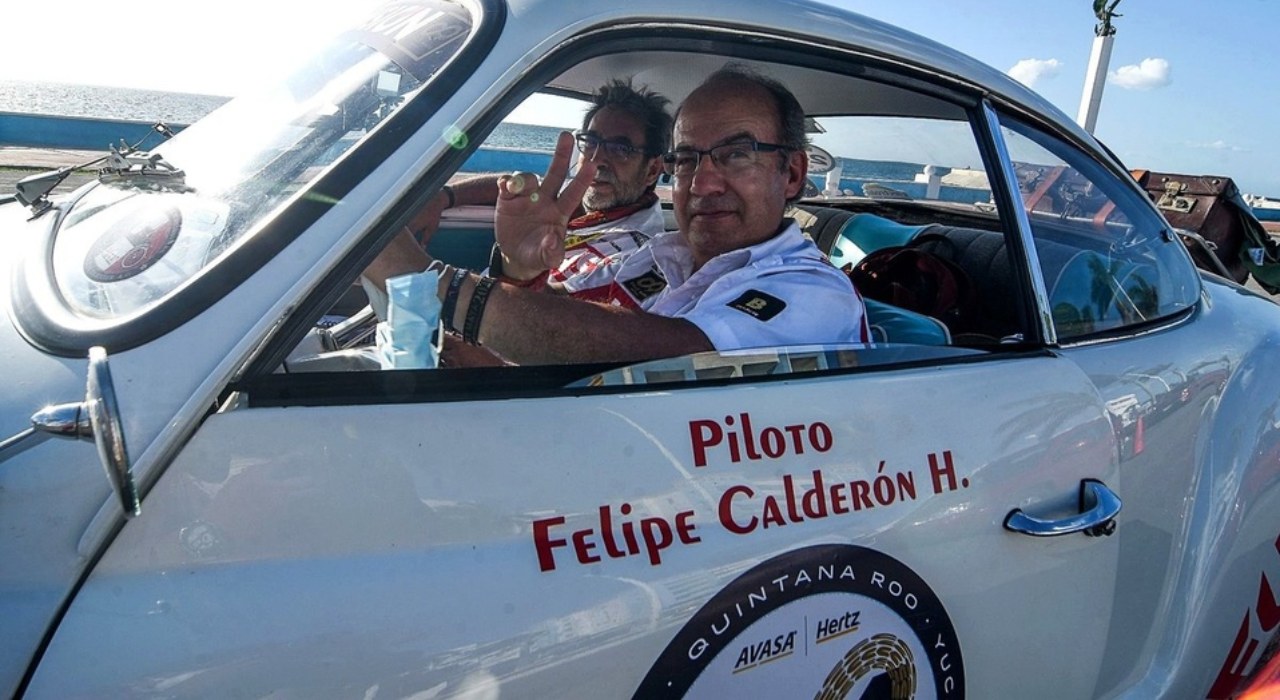 Felipe Calderón participa en el Rally Maya a bordo de un Karmann Ghia