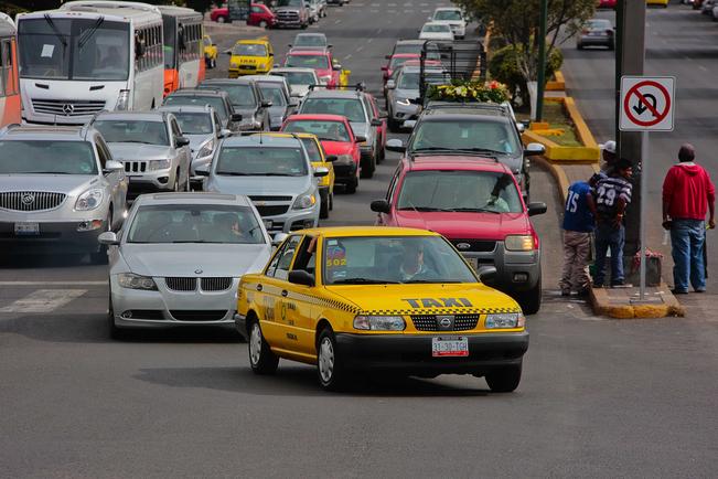 Divide a taxistas servicio de transporte ejecutivo