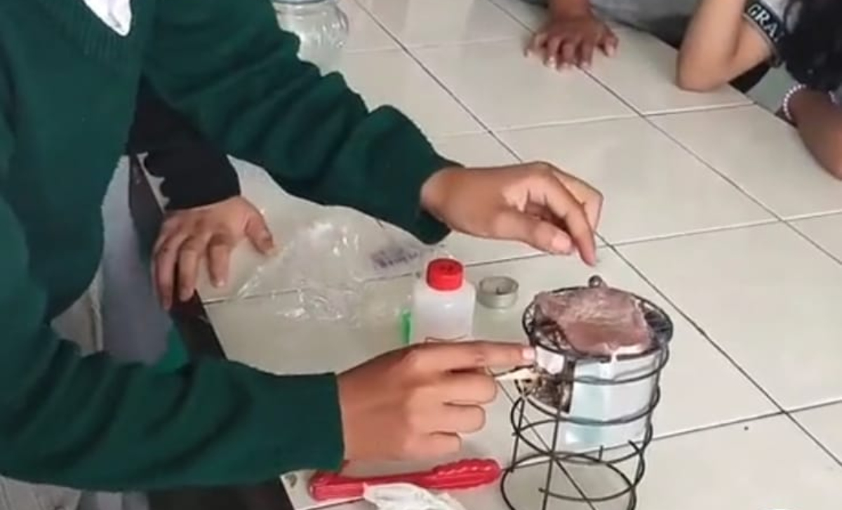 Niño de primaria hace carnita asada en su escuela y se hace viral