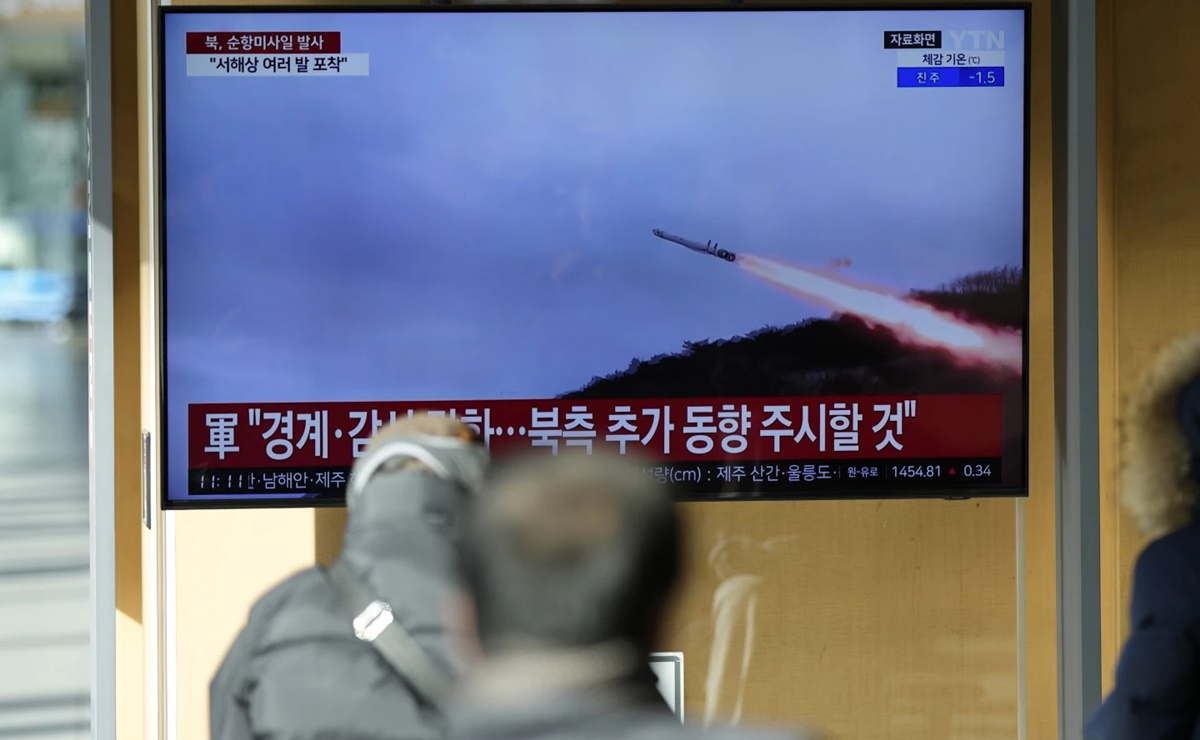 Norcorea lanza misiles de crucero al mar; habría derribado arco que simboliza la reconciliación con Surcorea