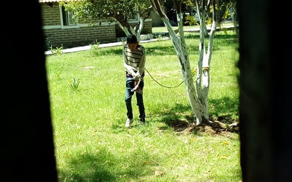 Amarran a un árbol a joven con aparente discapacidad en Puebla