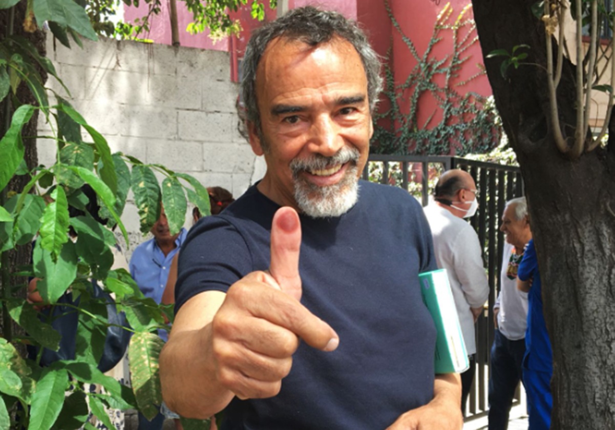 Damián Alcázar hace efectivo su voto: "seguramente vamos a tener a una mujer como presidenta" 