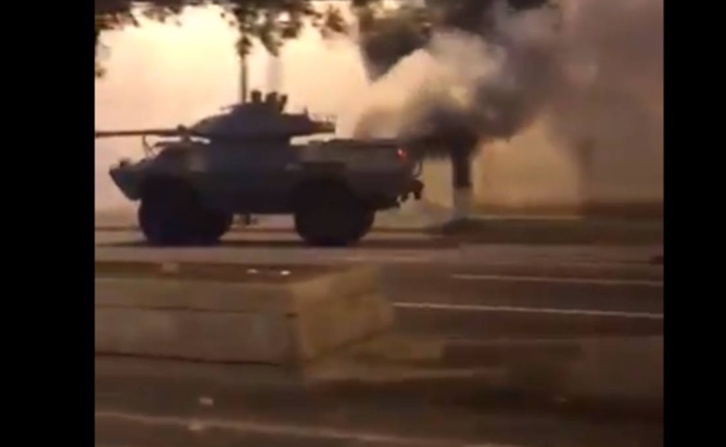 Reportan movilización de tanquetas tras sobrevuelo de helicóptero en Caracas