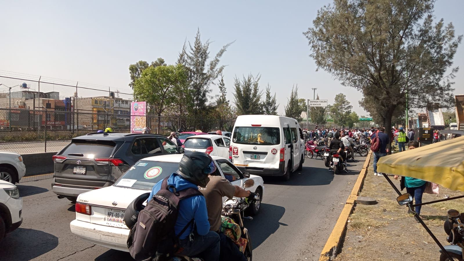 Operadores de transporte público bloquean Avenida Central por abusos de policías municipales, estatales y de tránsito  