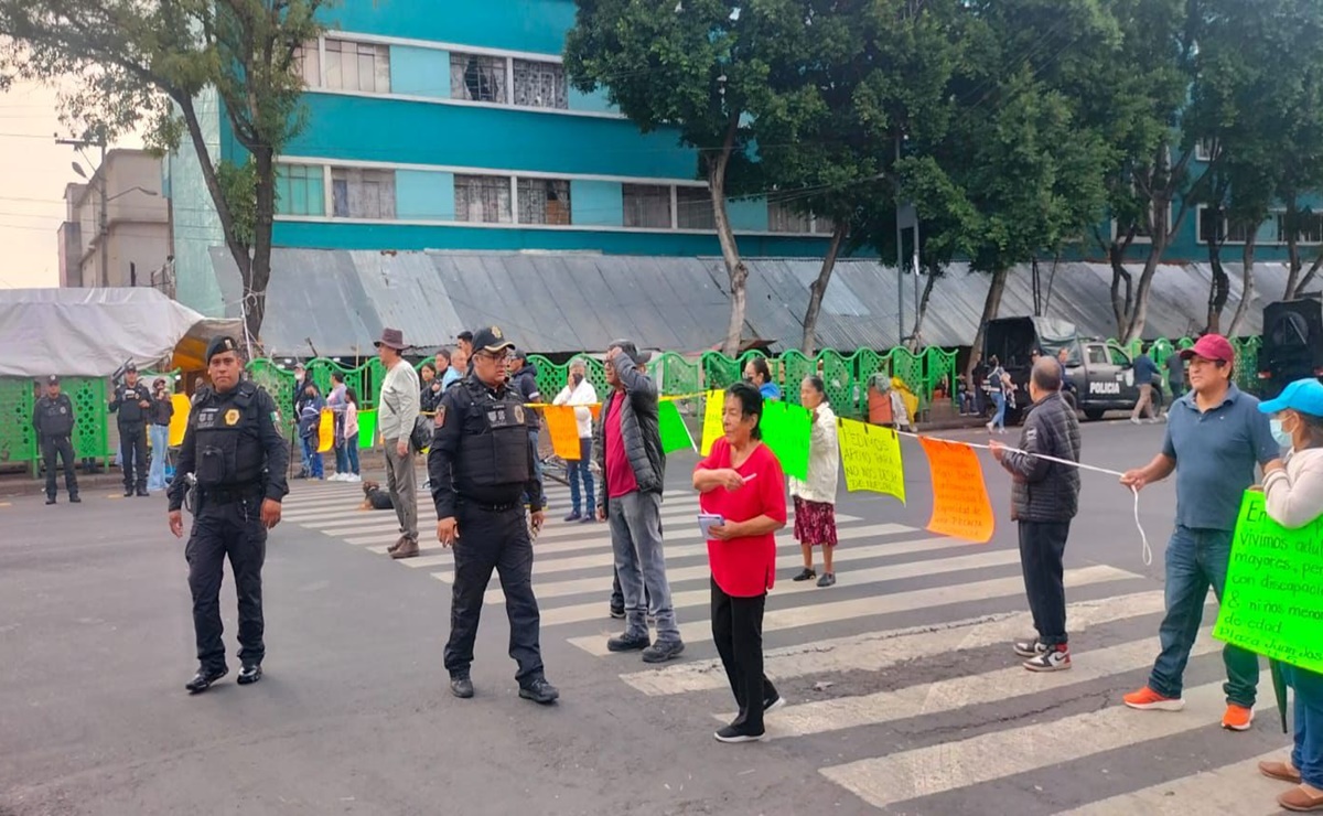 Comerciantes bloquean avenida Circunvalación en Venustiano Carranza para evitar desalojo de la plaza "Aguilera"