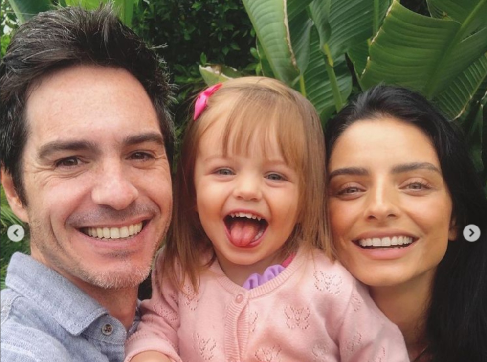 Aislinn Derbez y Mauricio Ochmann se divierten junto a su hija Kailani