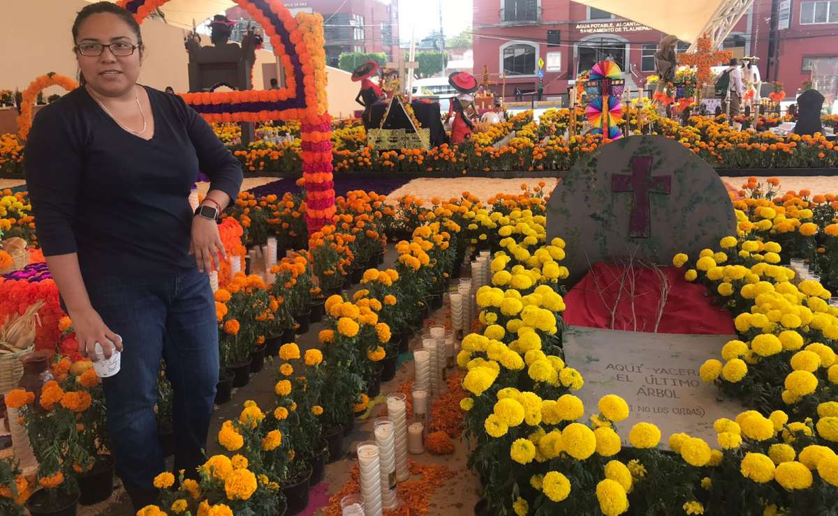 Realizan tumba del último árbol en mega ofrenda de Día de Muertos en Tlalnepantla