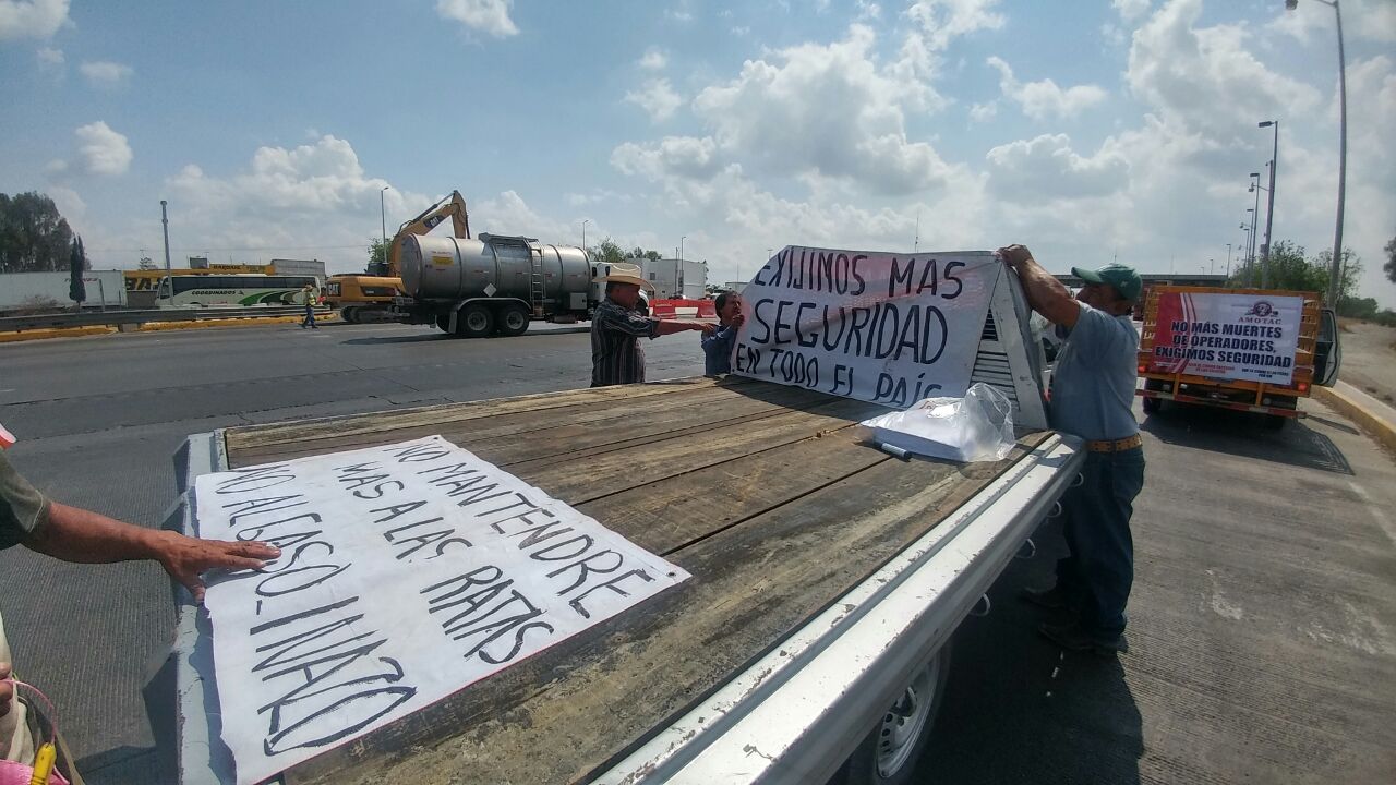 Protestan transportistas por alza de combustibles e inseguridad