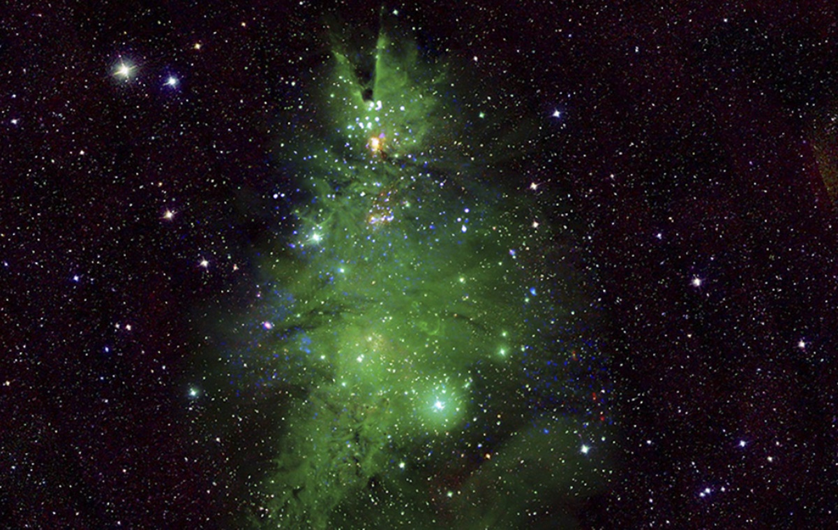 NASA captura un grupo de estrellas con forma de árbol de Navidad