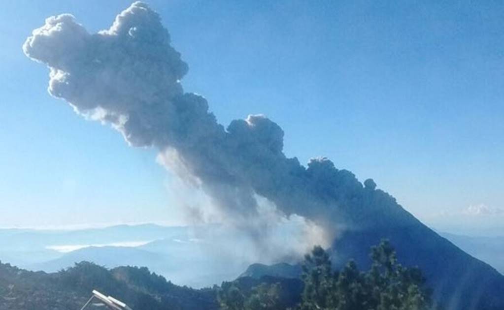 Volcán de Colima emite exhalación de mil 500 metros