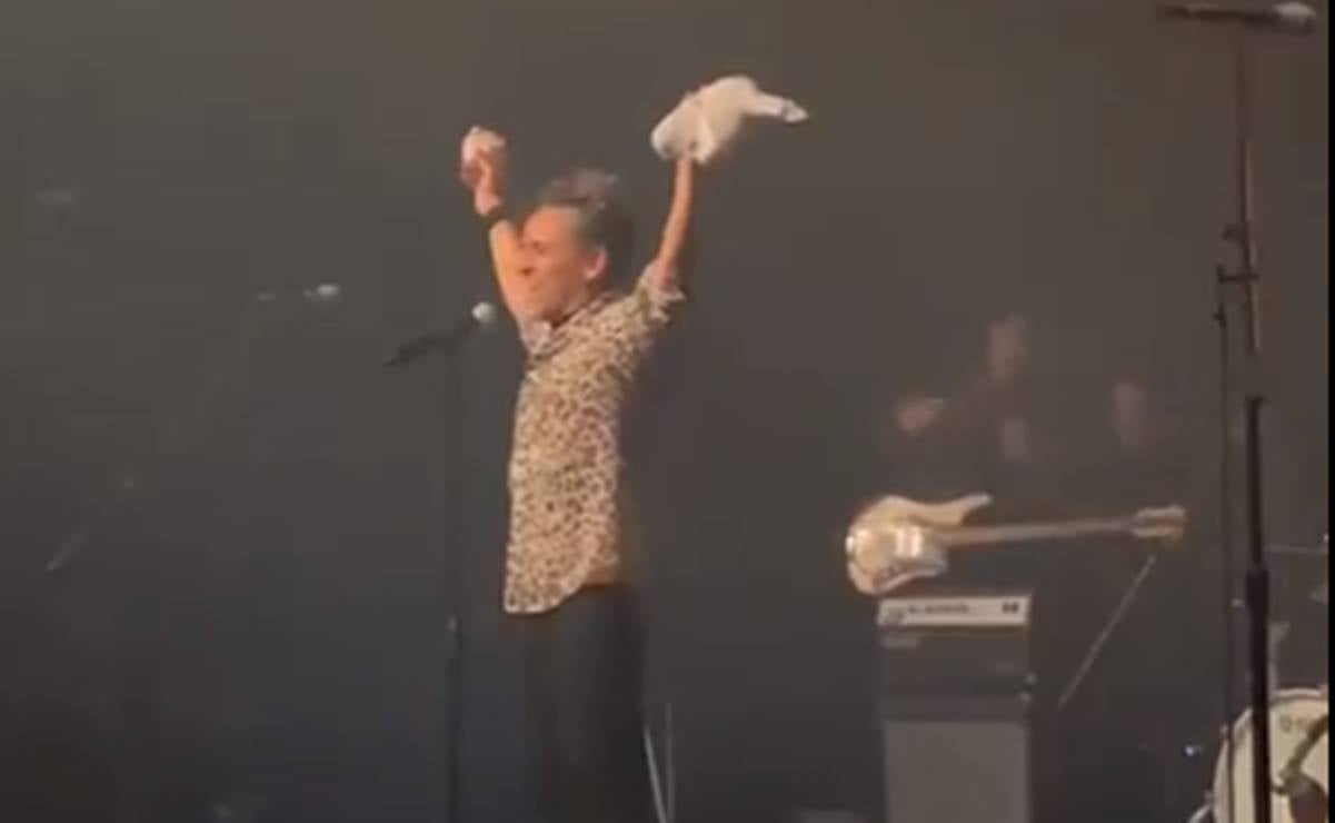 Rubén Albarrán, vocalista de Café Tacvba, destruye peluche del Dr. Simi durante concierto