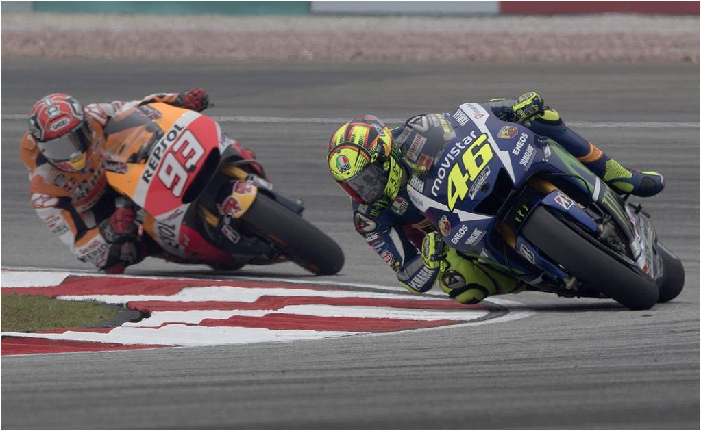 Video. Rossi provoca accidente de Márquez en MotoGP 