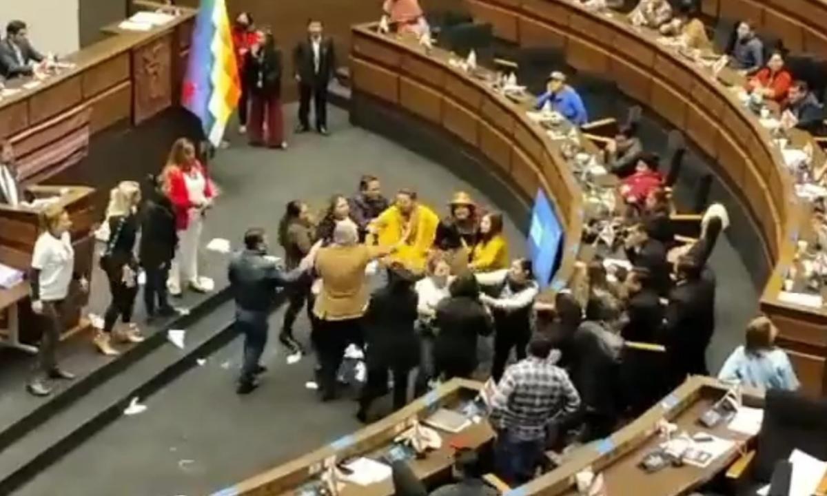 Captan fuerte pelea en Parlamento boliviano; discutían moción de censura a ministro