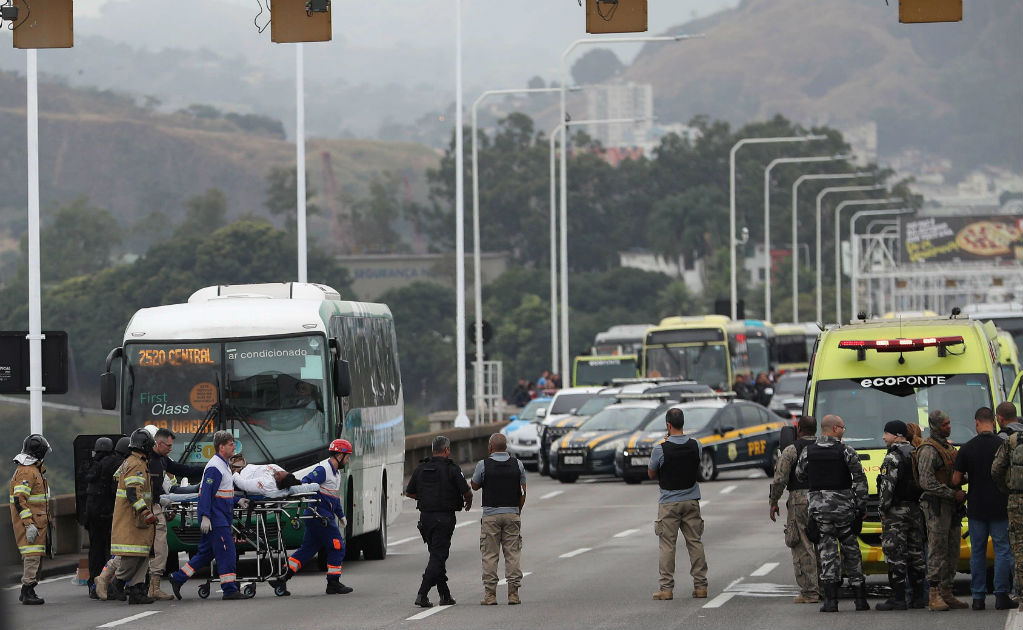 Policía brasileña abate a secuestrador y libera a rehenes de autobús