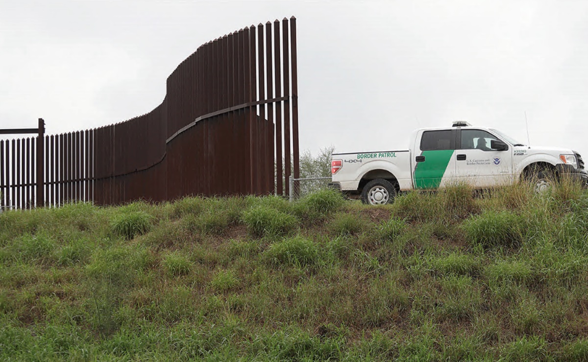 Caen dos migrantes mexicanos que trataban de escalar el muro fronterizo; uno murió