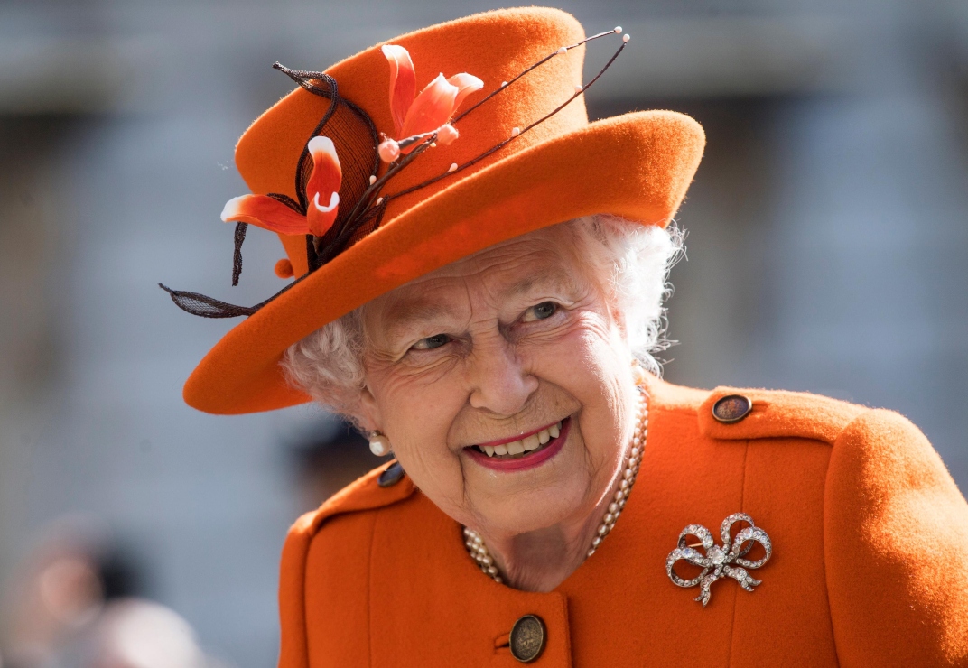Presentadora de BBC se disculpa por anunciar erróneamente la muerte de la reina Isabel
