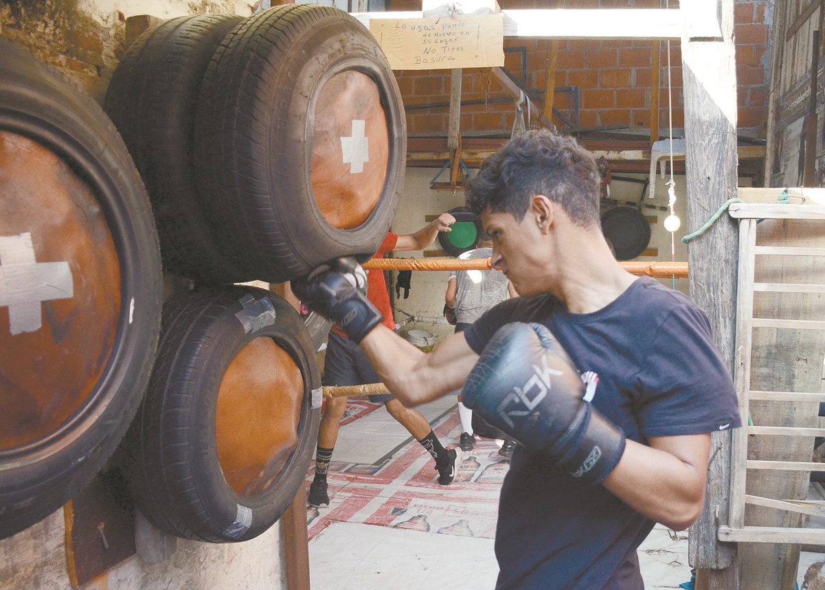 Con materiales reciclados forja a boxeadores